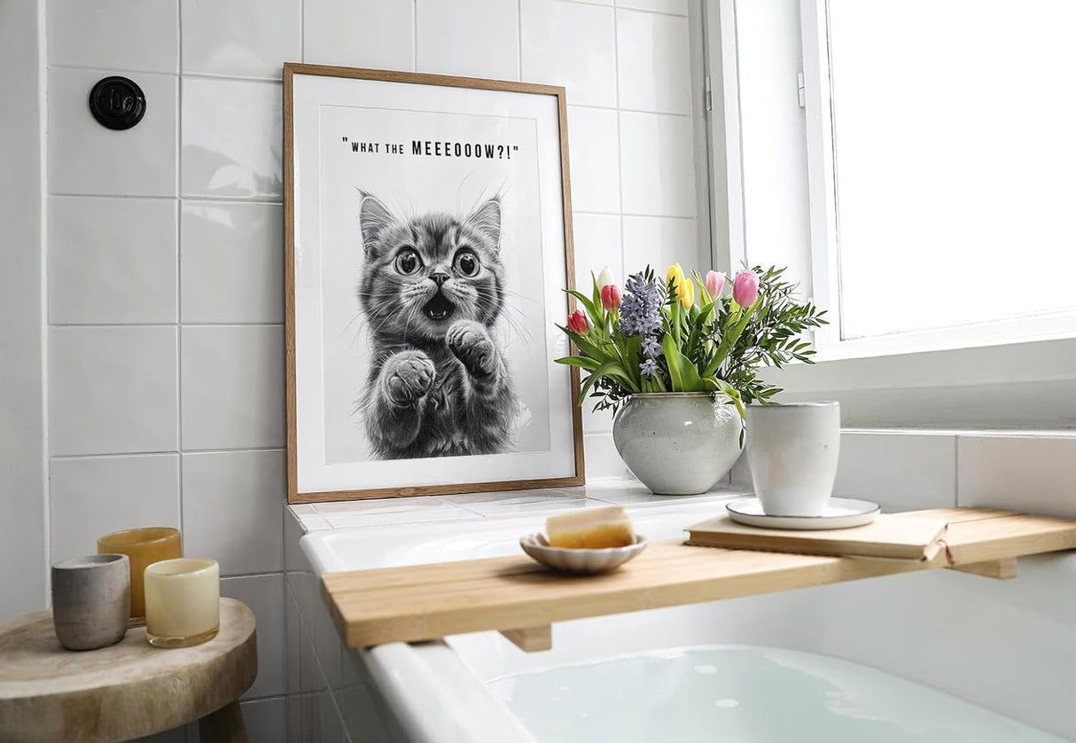 Paul Sinus Poster/Leinwandbild/Rahmenoption – Überraschtes Kätzchen „What the MEEEOOOOW?!“ – Lustige WC-Deko für dein Badezimmer