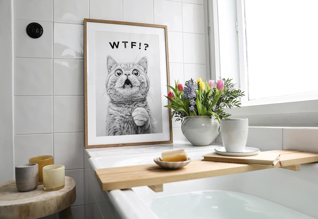 Paul Sinus Poster/Leinwandbild/Rahmenoption – Überraschtes Kätzchen „WTF!?“ – Lustige WC-Deko für dein Badezimmer