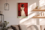 Paul Sinus Wandbild in 40x60cm Frau in weißem Kleid vor roter Wand – modernes Porträt mit ausdrucksstarker Komposition