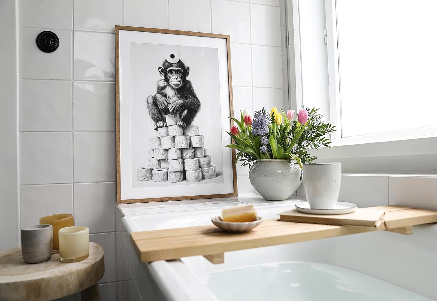 Paul Sinus Poster/Leinwandbild/Rahmenoption – Affenkönig auf dem Klopapier-Thron – Lustige WC-Deko für dein Badezimmer