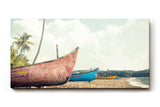 Sinus Art Wandbild 120x80cm Farbige Boote auf Sandstrand mit Palmen und tropischem Himmel im nostalgischen Stil