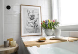 Paul Sinus Poster/Leinwandbild/Rahmenoption Lustiges Hundebild – Witzige Klo-Deko fürs Gäste-WC – Perfekt für Smartphone-Junkies