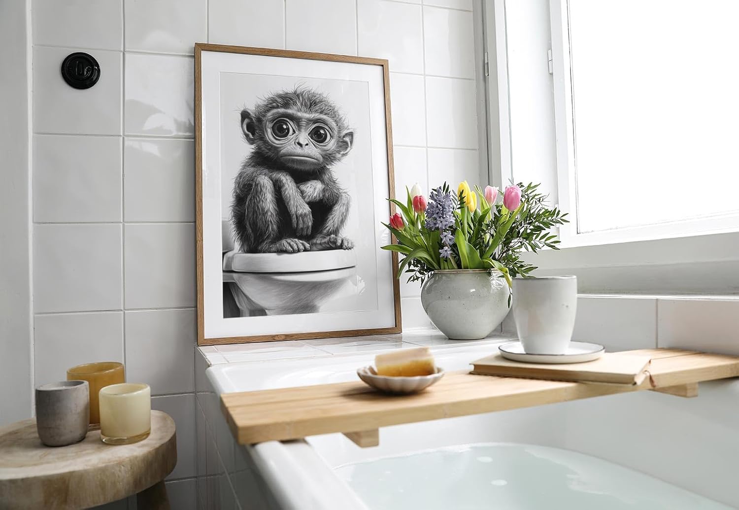 Paul Sinus Poster/Leinwandbild/Rahmenoption – Nachdenklicher Affe auf Toilette – Lustige WC-Deko für dein Badezimmer