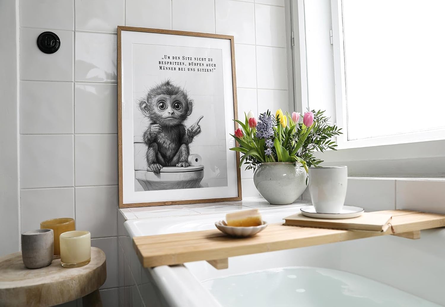 Paul Sinus Poster/Leinwandbild/Rahmenoption – Belehrender Affe auf Toilette „Männer dürfen sitzen!“ – Lustige WC-Deko für dein Badezimmer