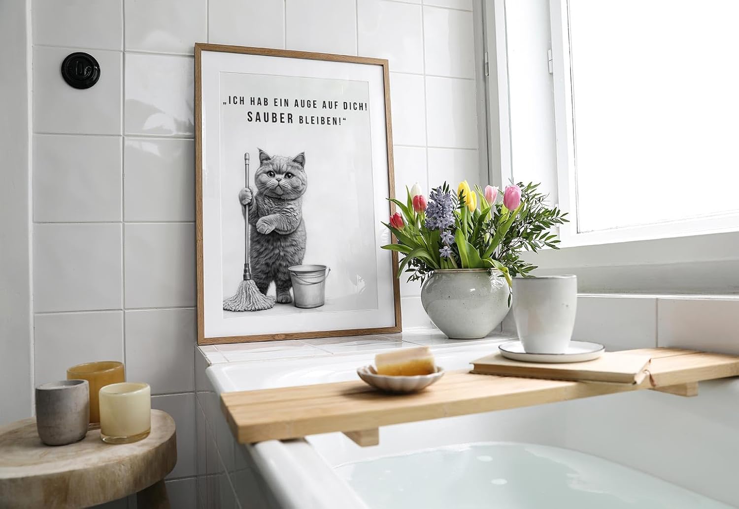 Paul Sinus Poster/Leinwandbild/Rahmenoption Lustiges Katzenbild – Freche Klo-Deko für dein Gäste-WC – Perfekt für Sauberkeitsfans