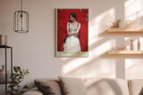 Paul Sinus Wandbild in 40x60cm Frau in weißem Sommerkleid vor roter Wand – modernes Kunstwerk mit ruhiger Ausstrahlung