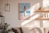Paul Sinus Wandbild in 40x60cm Frau im weißen Sommerkleid am Strand – romantische Küstenkunst mit impressionistischem Charme für harmonische Wohnräume