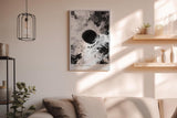 Paul Sinus Wandbild in 40x60cm The Collapse – Dramatische monochrome Kunst mit intensivem Zentrum und ausstrahlender Bewegung