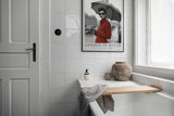 Paul Sinus Leinwandbild 40x60cm Leinwandbild London in Style – Elegante Frau mit rotem Mantel vor Big Ben, stilvolle Schwarz-Weiß-Fotografie