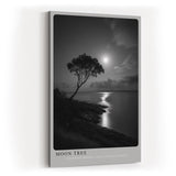 Paul Sinus Wandbild in 40x60cm Moon Tree – stimmungsvolle Schwarz-Weiß-Landschaft mit Baum am Ufer im Mondlicht