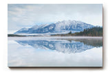 Sinus Art Wandbild 120x80cm Ruhige Alpenlandschaft mit schneebedeckten Bergen und klarer Wasserfläche