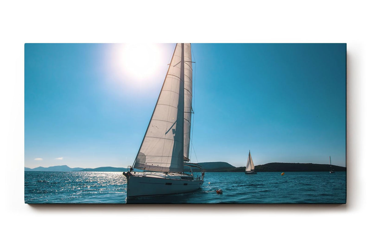 Sinus Art Wandbild 120x80cm Friedvolle Szene eines Segelboots unter blauem Himmel mit strahlendem Sonnenschein