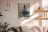 Paul Sinus Wandbild in 40x60cm Light Above, Light Within – Meditatives Porträt einer Frau in weißem Gewand, sitzend auf einem Felsen im stillen Wasser bei Sonnenaufgang
