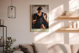 Paul Sinus Wandbild in 40x60cm Frau in elegantem schwarzen Kleid auf Lederstuhl – stilvolles Porträt in moderner Maltechnik