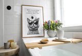 Paul Sinus Poster/Leinwandbild/Rahmenoption – Coole Katze mit Klopapier und frechem Spruch – Lustige WC-Deko für dein Badezimmer