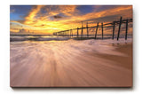 Sinus Art Wandbild 120x80cm Dramatische Szene mit bewegtem Wasser und historischem Holzsteg bei Sonnenuntergang