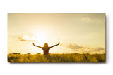 Sinus Art Wandbild 120x80cm Stimmungsvolle Silhouette einer Frau mit erhobenen Armen in einem goldenen Weizenfeld