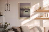 Paul Sinus Wandbild in 40x60cm Duskline mit stimmungsvoller Stadtsilhouette und Boot im Abendlicht für elegante Wandgestaltung