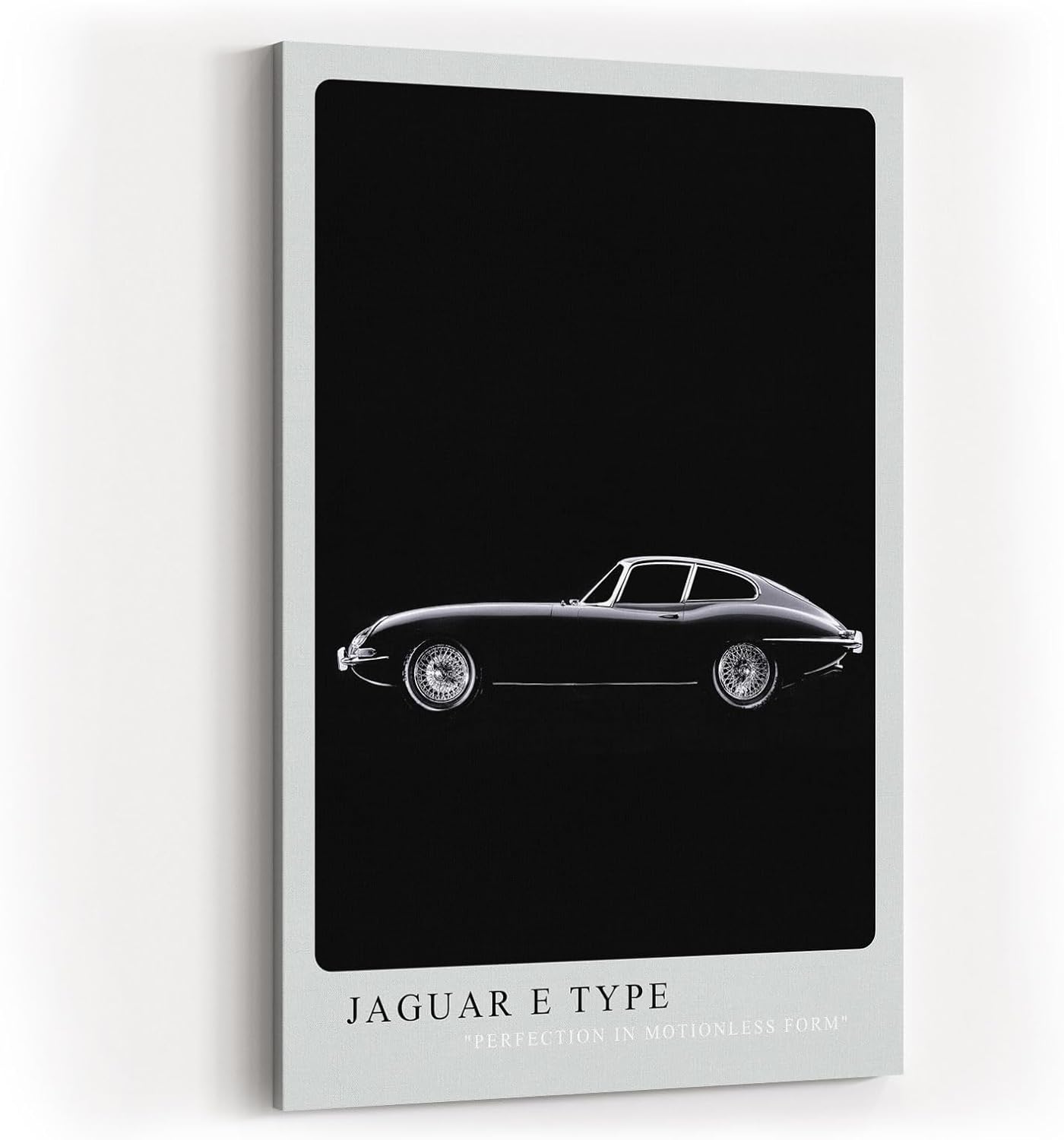 Paul Sinus Kunstdruck 40x60cm Jaguar E Type – Klassischer Sportwagen in Schwarz-Weiß auf tiefschwarzem Hintergrund in Seitenansicht
