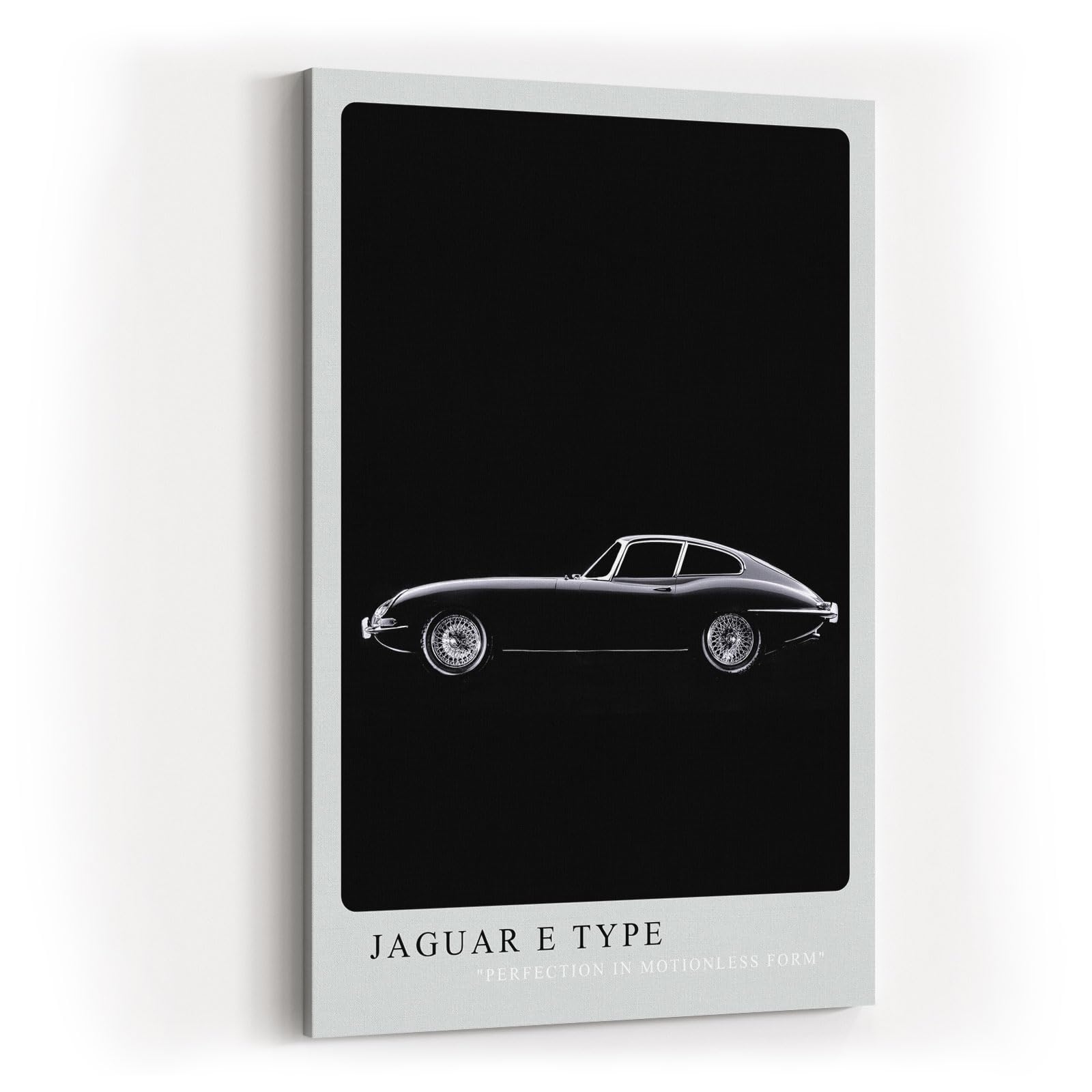 Paul Sinus Kunstdruck 40x60cm Jaguar E Type – Klassischer Sportwagen in Schwarz-Weiß auf tiefschwarzem Hintergrund in Seitenansicht
