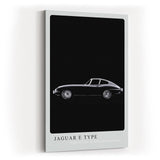 Paul Sinus Kunstdruck 40x60cm Jaguar E Type – Klassischer Sportwagen in Schwarz-Weiß auf tiefschwarzem Hintergrund in Seitenansicht
