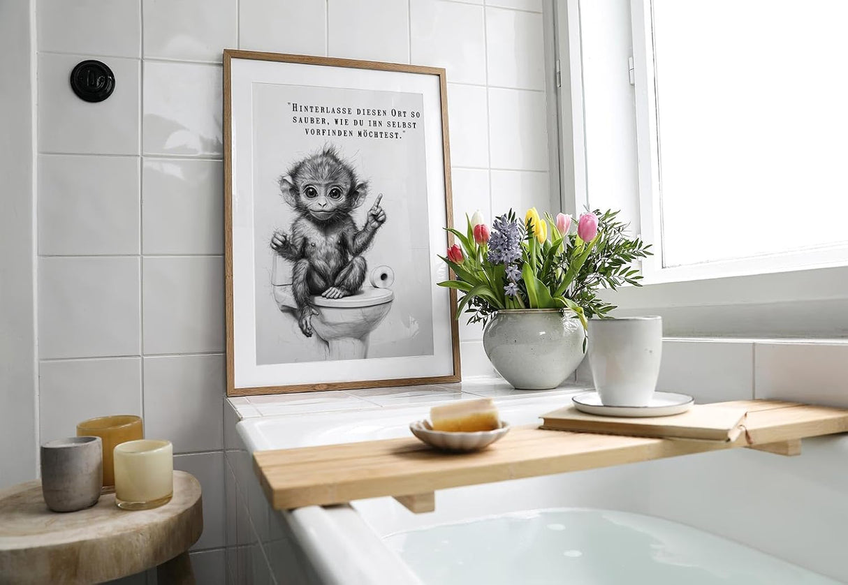 Paul Sinus Poster/Leinwandbild/Rahmenoption – Belehrender Affe „Hinterlasse diesen Ort sauber…“ – Lustige WC-Deko für dein Badezimmer