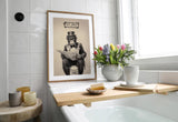 Paul Sinus Poster/Leinwandbild/Rahmenoption – Eleganter Affe „VIP ONLY – Very Important Poopers“ – Lustige WC-Deko für dein Badezimmer