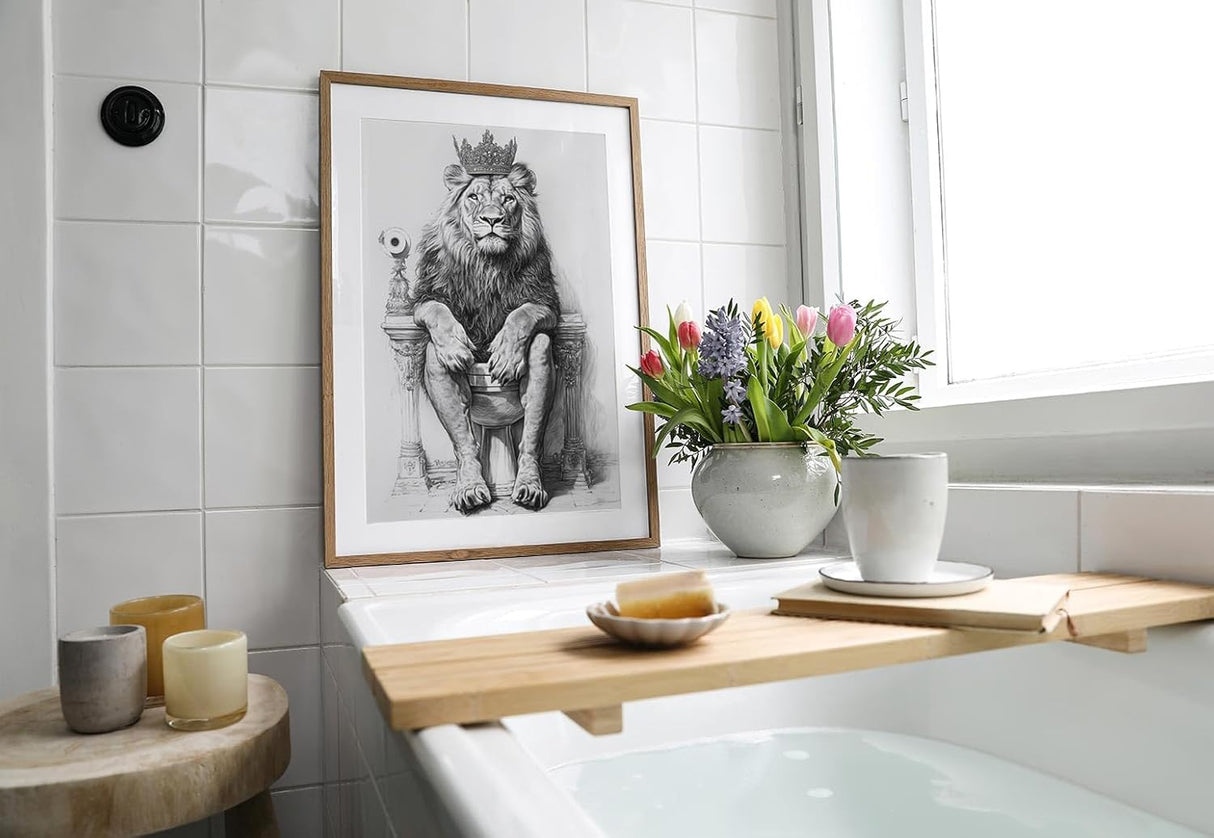 Paul Sinus Poster/Leinwandbild/Rahmenoption – Majestätischer Löwe auf dem Klothron – Lustige WC-Deko für dein Badezimmer