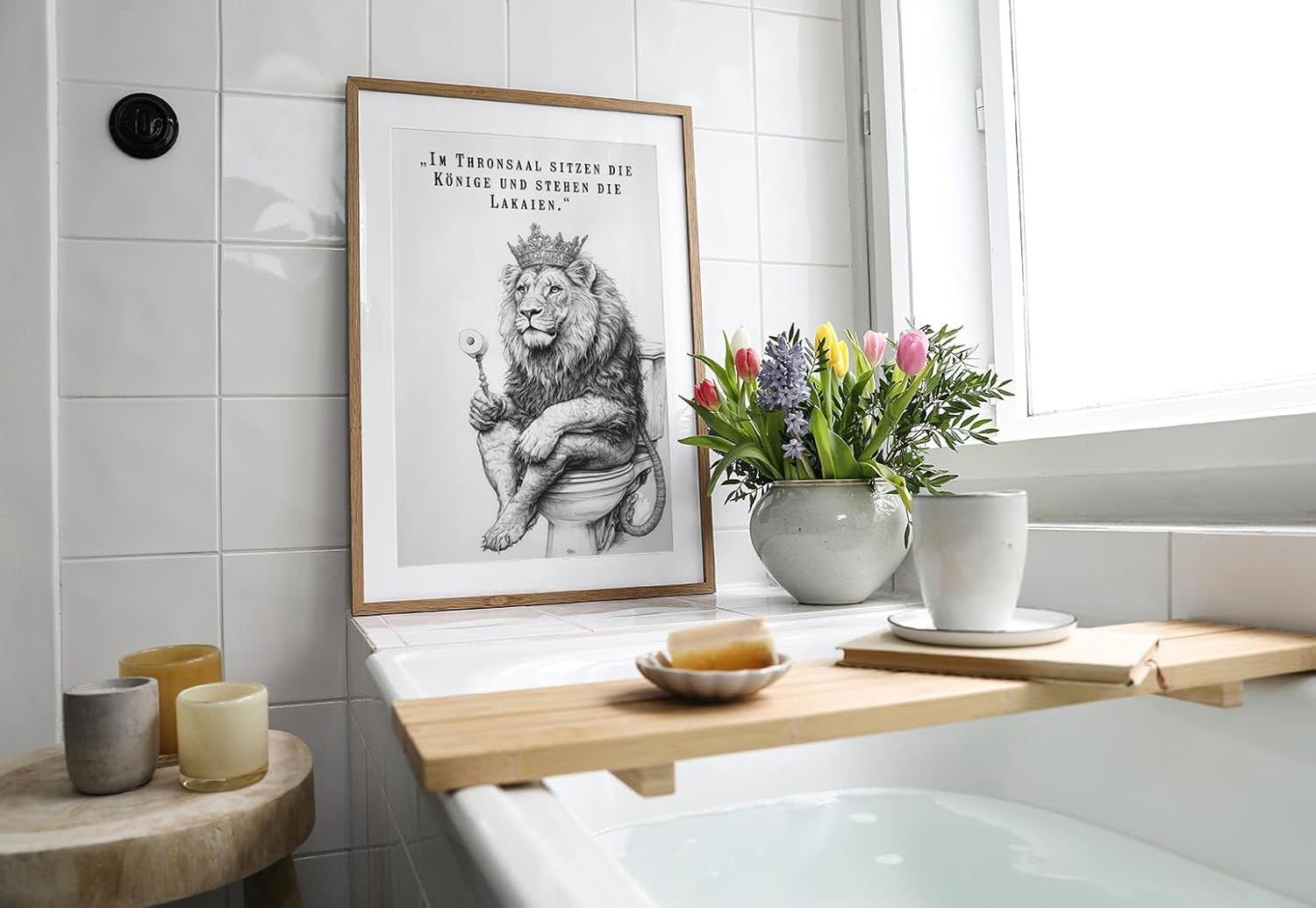 Paul Sinus Poster/Leinwandbild/Rahmenoption – Königlicher Löwe auf Toilette „Im Thronsaal…“ – Lustige WC-Deko für dein Badezimmer