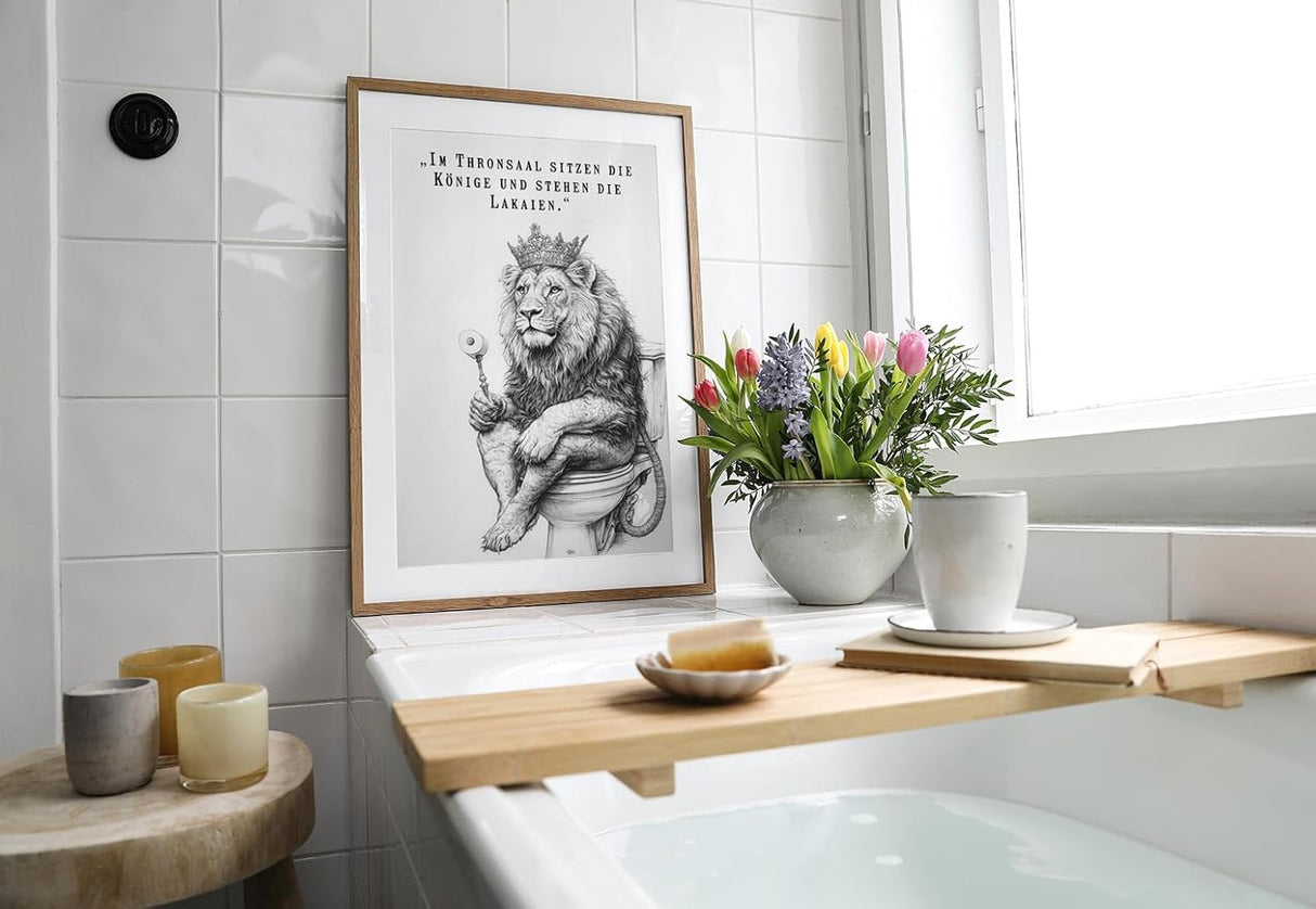 Paul Sinus Poster/Leinwandbild/Rahmenoption – Königlicher Löwe auf Toilette „Im Thronsaal…“ – Lustige WC-Deko für dein Badezimmer