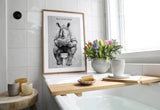 Paul Sinus Poster/Leinwandbild/Rahmenoption – Nashorn auf Toilette „Big Business“ – Lustige WC-Deko für dein Badezimmer