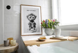 Paul Sinus Poster/Leinwandbild/Rahmenoption – Verrückter Affe auf Toilette „Hast du Koks?“ – Lustige WC-Deko für dein Badezimmer