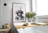 Paul Sinus Poster/Leinwandbild/Rahmenoption – Cooler Affe mit Klopapierhut – Witzige WC-Deko für dein Badezimmer