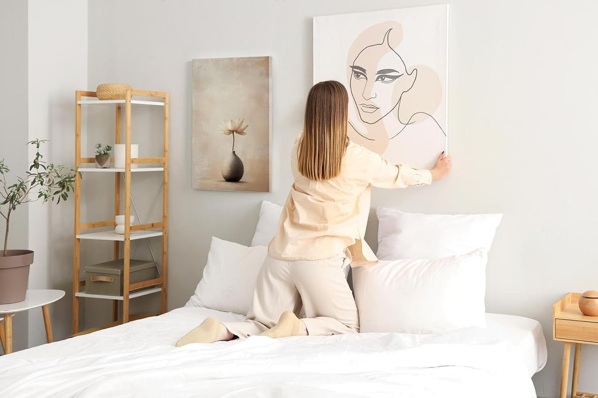 Paul Sinus 60x90cm Wandbild Zarte Eleganz in Beige – Minimalistisches Blumenmotiv mit ruhiger Ausstrahlung für stilvolle Räume