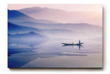 Sinus Art Wandbild 120x80cm Stilles Wasser, Fischerboot und pastellfarbene Hügel – harmonisch, leicht und beruhigend