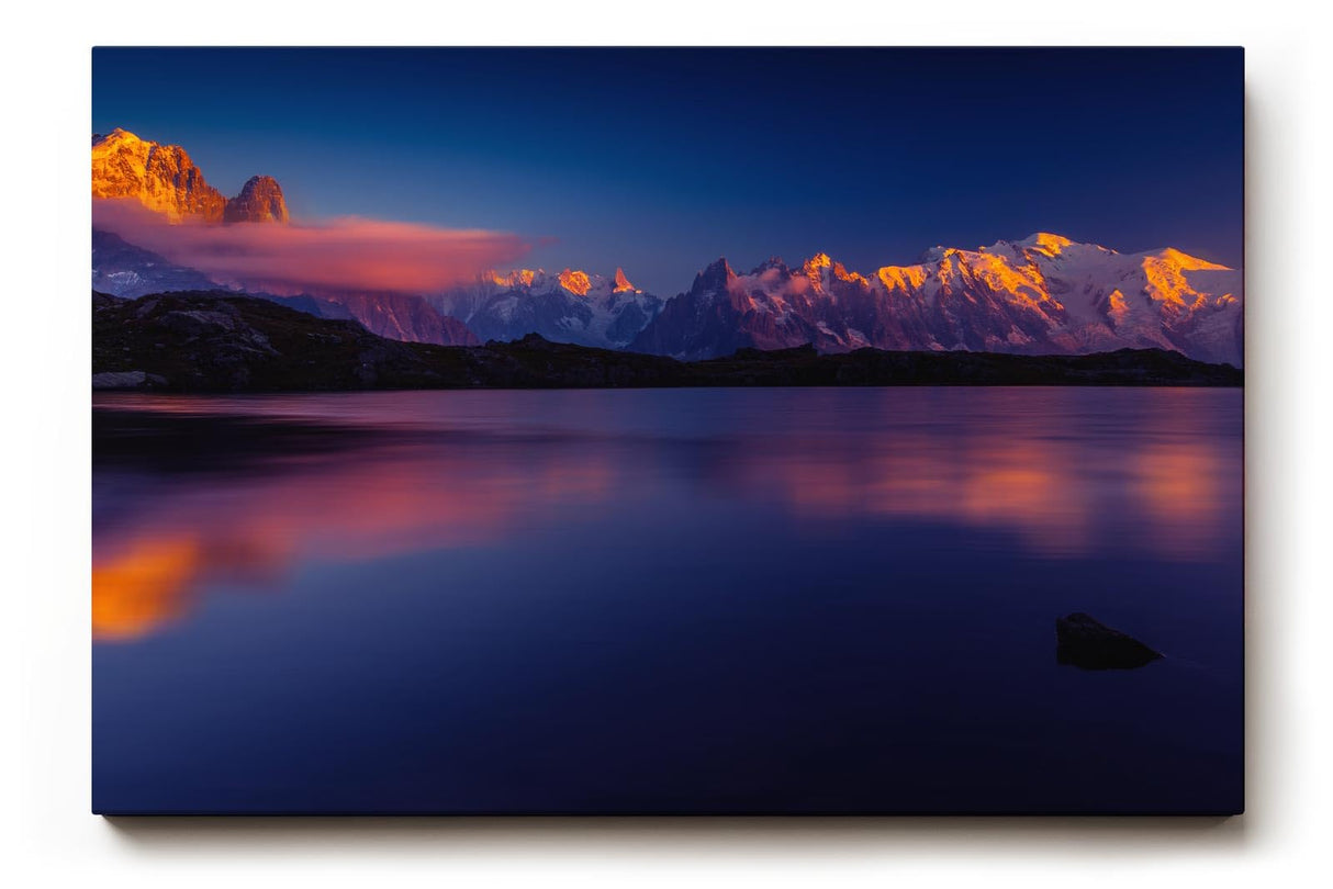 Sinus Art Wandbild 120x80cm Spektakuläre Alpenkulisse mit reflektierendem Wasser und leuchtenden Bergspitzen