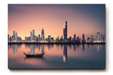 Sinus Art Wandbild 120x80cm Städtische Skyline in der Dämmerung mit reflektierendem Wasser und ruhigem Boot – kontrastreich und elegant