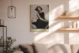 Paul Sinus Wandbild in 40x60cm Frau im schwarzen Kleid auf weißem Sofa – elegantes Porträt mit sanfter Ausstrahlung
