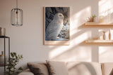 Paul Sinus Wandbild in 40x60cm Snowy Owl – elegante Schneeeule im Profil mit feiner Gefiederzeichnung vor winterlicher Kulisse