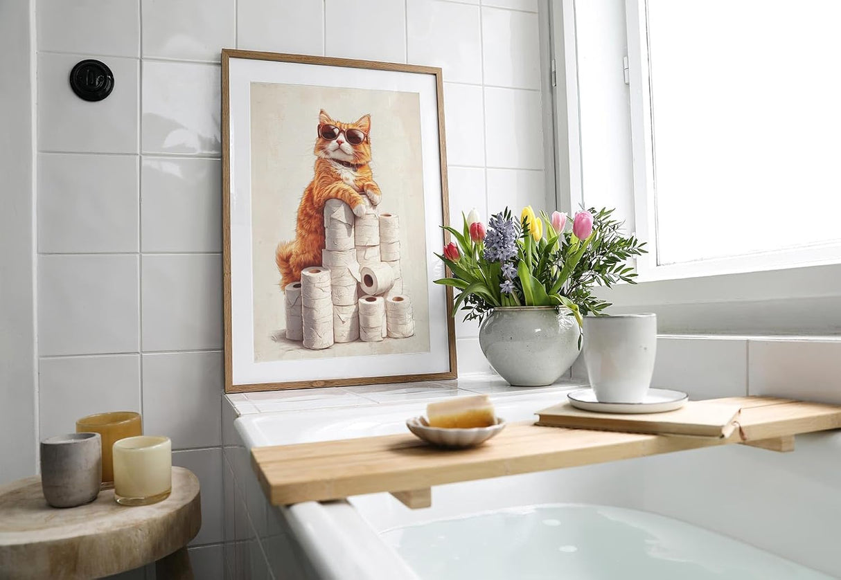 Paul Sinus Poster/Leinwandbild/Rahmenoption – Coole Katze auf dem Klopapier-Thron – Lustige WC-Deko für dein Badezimmer