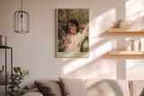 Paul Sinus Wandbild in 40x60cm Heavenly Rest – Liegendes Porträt einer jungen Frau im Blumenfeld, mit geschlossenen Augen, moderne Bilder in sanften Pastelltönen, friedlich und träumerisch