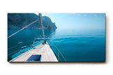 Sinus Art Wandbild 120x80cm Ruhiger Ausblick von einem Segelboot über das glitzernde Wasser zur felsigen Küste