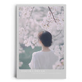 Paul Sinus Leinwandbild 80x120cm Leinwandbild Sakura Traum – Zarte Frühlingsszene mit blühenden Kirschblüten, verträumte Atmosphäre, japanische Eleganz