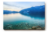 Sinus Art Wandbild 120x80cm Die Spiegelung im Wasser und die klaren Steine im Vordergrund vermitteln Ruhe und Weite