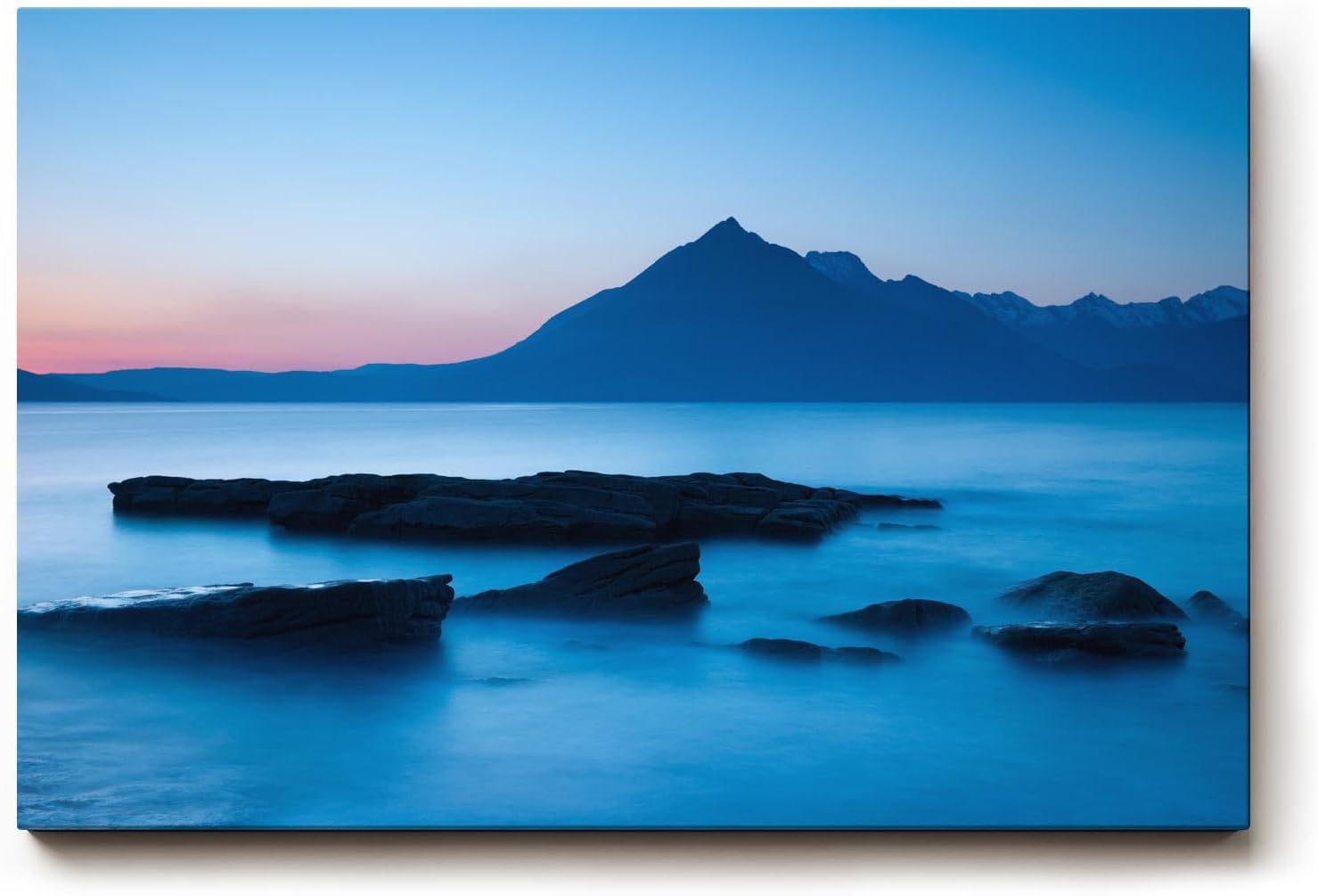Sinus Art Wandbild 120x80cm Ruhige Bergsilhouette im Dämmerlicht mit glatter Wasseroberfläche in Blautönen