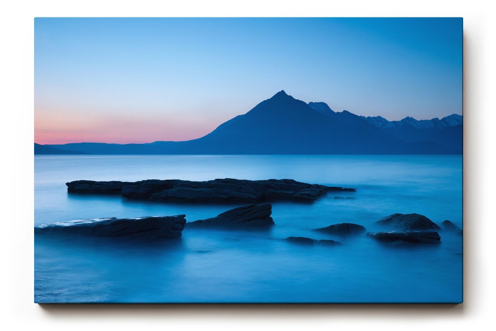 Sinus Art Wandbild 120x80cm Ruhige Bergsilhouette im Dämmerlicht mit glatter Wasseroberfläche in Blautönen