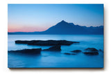 Sinus Art Wandbild 120x80cm Ruhige Bergsilhouette im Dämmerlicht mit glatter Wasseroberfläche in Blautönen