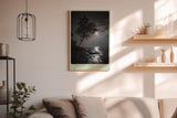 Paul Sinus Wandbild in 40x60cm The Last Light – poetische Schwarz-Weiß-Landschaft mit Baum und reflektierendem Mondlicht auf dem Wasser