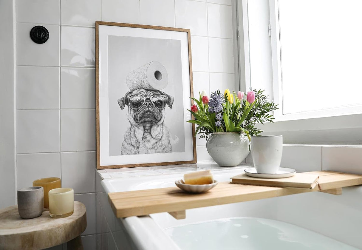 Paul Sinus Poster/Leinwandbild/Rahmenoption – Cooler Mops mit Klopapier – Lustige WC-Deko für dein Badezimmer