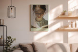 Paul Sinus Wandbild in 40x60cm Into the Pages – Lichtdurchflutetes Porträt einer jungen Frau, vertieft in ein Buch, zeitgenössische Bilder mit sanfter Farbgebung, inspirierend und harmonisch